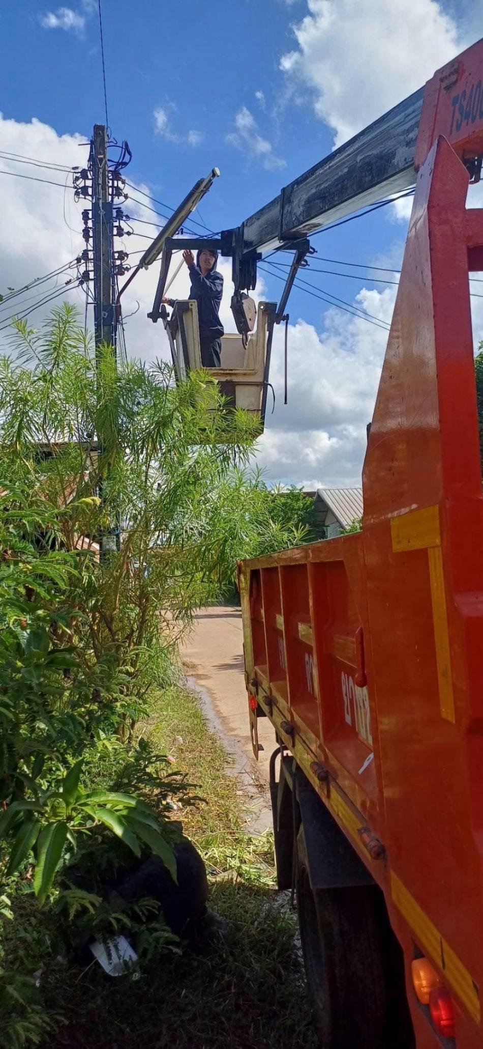 วันที่ 11 กันยายน 2567 นายสมควร ระแพงศรี นายกเทศมนตรีตำบลยางชุม มอบหมายให้ทีมกองช่าง ลงพื้นที่ ซ่อมแซ่ม เปลี่ยนหลอดไฟฟ้าส่อง เปลี่ยนหลอกไฟฟ้าส่องสว่าง บ้านถิ่น ม5 และตัดแต่งกิ่งไม้ถนนบ้านเชียงเพ็ง หมู่3 