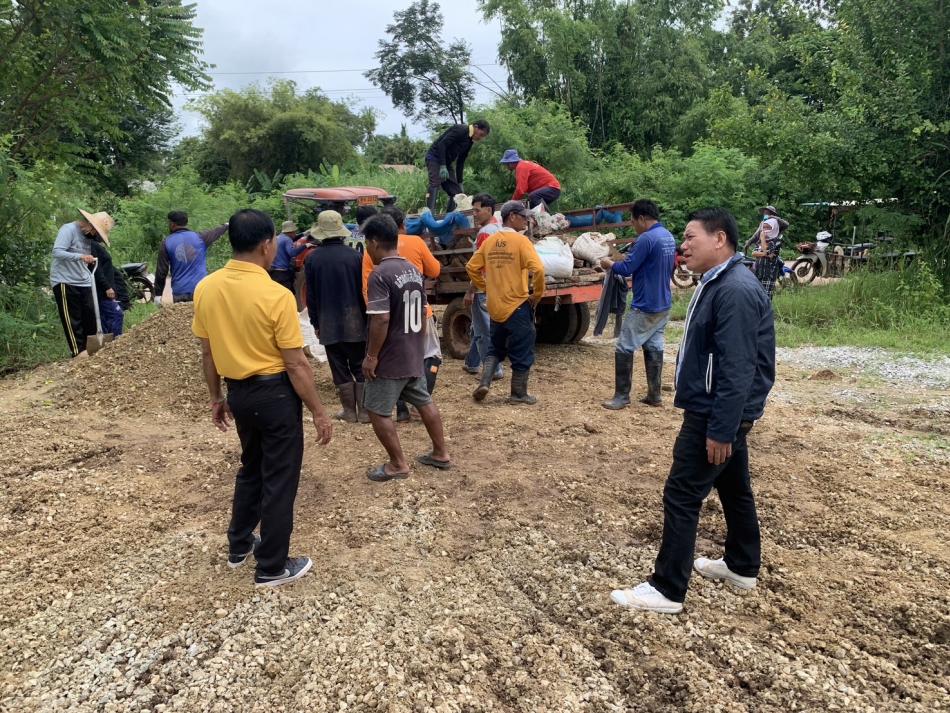 วันศุกร์ ที่13 กันยายน 2567 นายสมควร ระเเพงศรี นายกเทศมนตรีตำบลยางชุม มอบหมาย ให้นายสุมิตร มาบุญ รองนายกเทศมนตรี นายพัฒนพงษ์ โมรา รองนายกเทศมนตรีตำบลยางชุม นางสาวรัชนี บุบผาชื่น เลขานายกลงพื้นที่ บ้านถิ่น ม5 ซ่อมแซมถนนที่ขาดจากอุทกภัย และจากการระบายน้ำจากเขื่อน