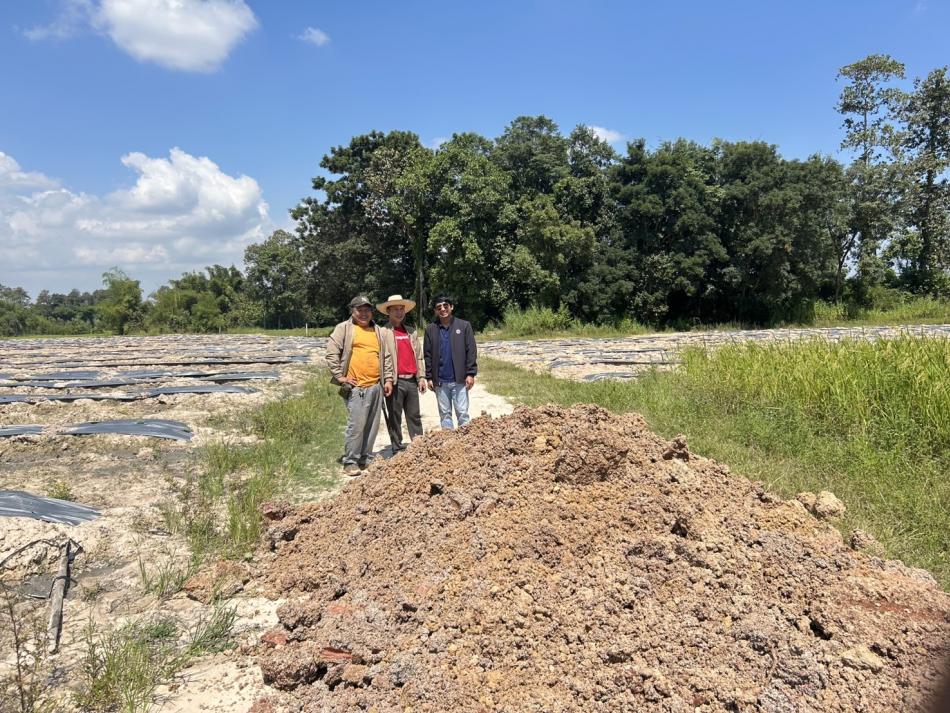 วันที่ 21 ตุลาคม 2568 นายสมควร ระเเพงศรี นายกเทศมนตรีตำบลยางชุม มอบหมายให้ สมาชิกสภาเทศบาล ผู้อำนวยการกองช่าง เเละเจ้าหน้าที่ที่ได้รับมอบหมาย ลงพื้นที่ตรวจสอบ โครงการซ่อมแซมถนนลูกรังสาย SML หมู่7 บ้านโนนทอง (หลังวัดป่าบ้านโนนทอง)