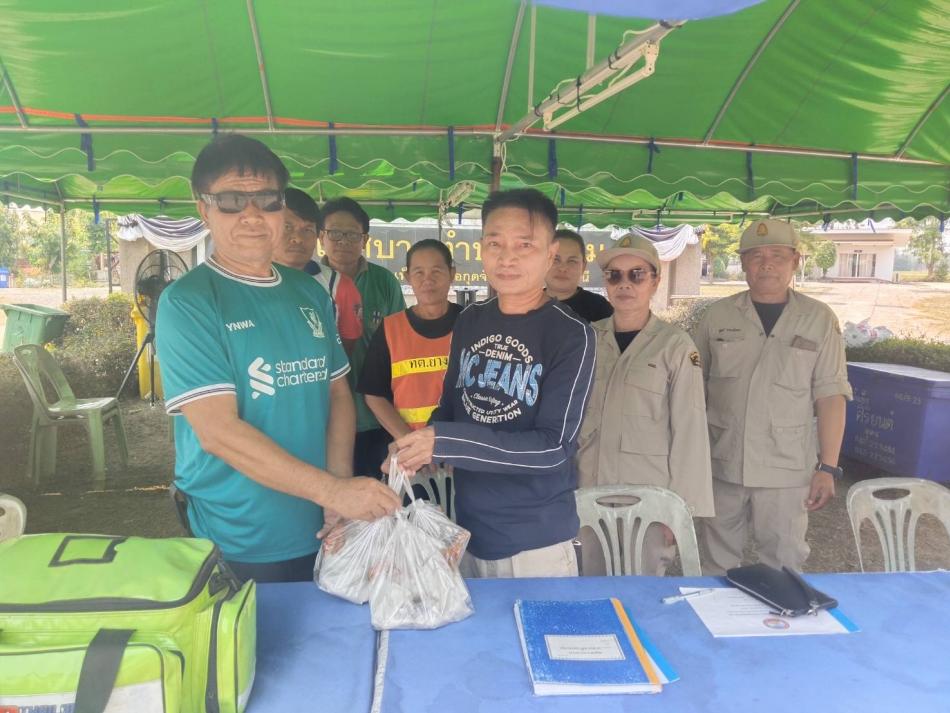 วันที่ 15 เมษายน 2569 ณ หน้าสำนักงานเทศบาลตำบลยางชุม ในนามของคณะผู้บริหารเเละเจ้าหน้าที่ผู้ปฏิบัติงาน ขอขอบพระคุณ นายเรวัช บุญยัง ผู้อำนวยการกองคลัง ที่ได้ มอบอาหารกลางวัน เพื่อสนับสนุนเเละสร้างขวัญกำลังใจให้แก่เจ้าหน้าที่ผู้ปฏิบัติงานประจำด่านตรวจ ในโครงการ ป้องกันและลดอุบัติเหตุทางถนนช่วงเทศกาลสงกรานต์ พ.ศ.2569 ทางเทศบาลตำบลยางชุม ขอกราบขอบพระคุณในความเมตตาของท่านมา ณ โอกาสนี้ ซึ่งน้ำใจในครั้งนี้จะเป็นพลังสำคัญให้เจ้าหน้าที่ได้ปฏิบัติหน้าที่ดูแลความปลอดภัยของพี่น้องประชาชนอย่างเต็มกำลังต่อไป