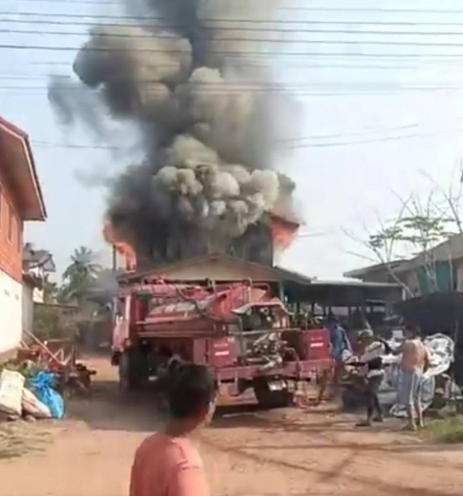 เกิดเหตุเพลิงไหม้บ้าน บ้านหนองโนตำบลกุดจับ อำเภอกุดจับ จังหวัดอุดรธานี เหตุเกิดเมื่อเวลา 08.50 นี้. วันที่ 28 มีนาคม 2569 เพลิงไหม้บ้านของนางสมิง เบญจคุณ สาเหตุเบื้องต้นเกิดจากไฟลัดวงจร    *ประกาศเทศบาลตำบลยางชุม* เรื่อง การเฝ้าระวังและป้องกันอัคคีภัยในช่วงฤดูร้อน ด้วยในช่วงนี้ประเทศไทยเข้าสู่ฤดูร้อนอย่างเต็มตัว ส่งผลให้อากาศร้อนจัดและสภาพอากาศแห้งแล้ง ซึ่งเป็นปัจจัยเสี่ยงสำคัญที่ทำให้เกิดอัคคีภัยได้ง่ายและรวดเร็ว ทั้งในที่พักอาศัย พื้นที่เกษตรกรรม และพื้นที่สาธารณะ  นายสมควร ระแพงศรี นายกเทศมนตรียางชุม มีความห่วงใยในความปลอดภัยและทรัพย์สินของพ่อแม่พี่น้องประชาชนทุกท่าน จึงขอความร่วมมือให้ร่วมกันเฝ้าระวังและปฏิบัติตามแนวทางป้องกันอัคคีภัย ดังนี้:  1. ตรวจสอบระบบไฟฟ้าและเครื่องใช้ไฟฟ้า * ตรวจสอบสายไฟและปลั๊กไฟหากพบว่าเก่าหรือชำรุดให้รีบเปลี่ยนทันที * ปิดสวิตช์และถอดปลั๊กเครื่องใช้ไฟฟ้าทุกครั้งเมื่อไม่ได้ใช้งาน * ไม่เสียบปลั๊กเครื่องใช้ไฟฟ้าหลายชนิดในเต้ารับเดียวกัน เพราะอาจทำให้เกิดไฟฟ้าลัดวงจร 2. ระมัดระวังกิจกรรมที่ใช้ไฟ * การหุงต้ม: ดับไฟในเตาและปิดวาล์วถังแก๊สให้สนิททุกครั้งหลังใช้ง