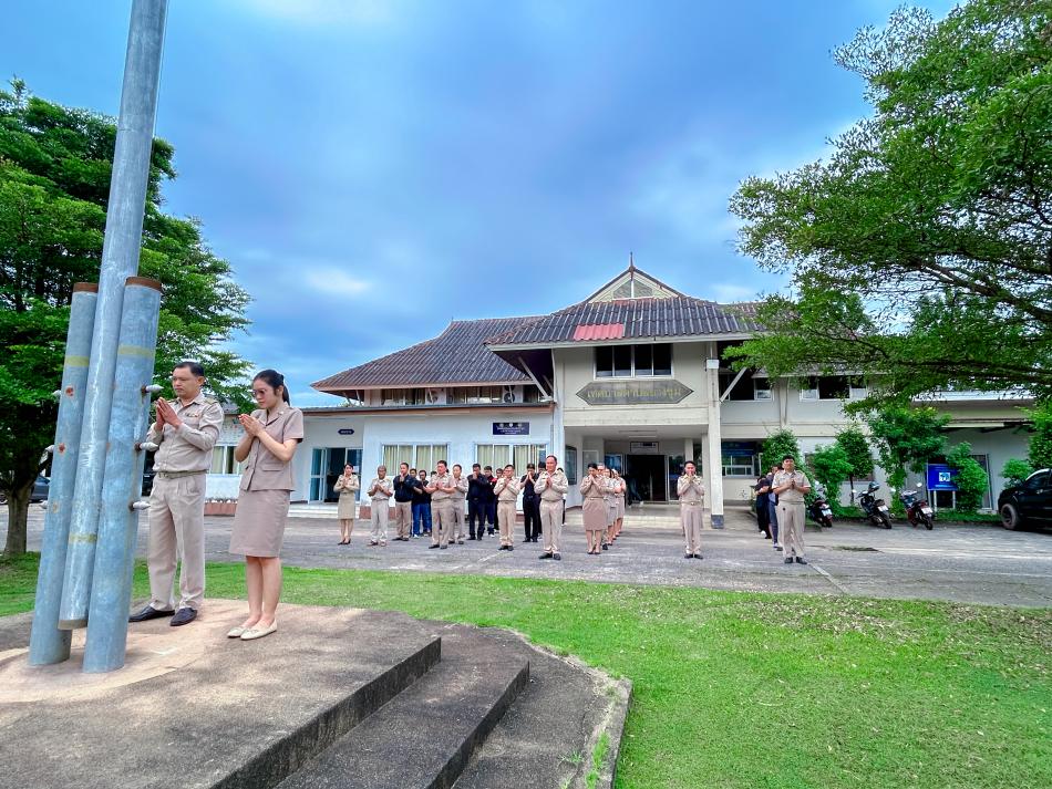 วันจันทร์ ที่ 27 ตุลาคม 2568 เทศบาลตำบลยางชุม นำโดย นายสมควร ระเเพงศรี นายกเทศมนตรีตำบลยางชุม พร้อมด้วยคณะผู้บริหาร สมาชิกสภาฯ ข้าราชการ เเละพนักงานเทศบาลทุกคน จัดกิจกรรมเคารพธงชาติหน้าเสาธงร้องเพลงชาติ ซึ่งจัดขึ้นทุกวันจันทร์ เพื่อเเสดงความจงรักภักดีต่อชาติ ศาสนา พระมหากษัตริย์ ณ บริเวณหน้าเสาธง สำนักงานเทศบาลตำบลยางชุม 