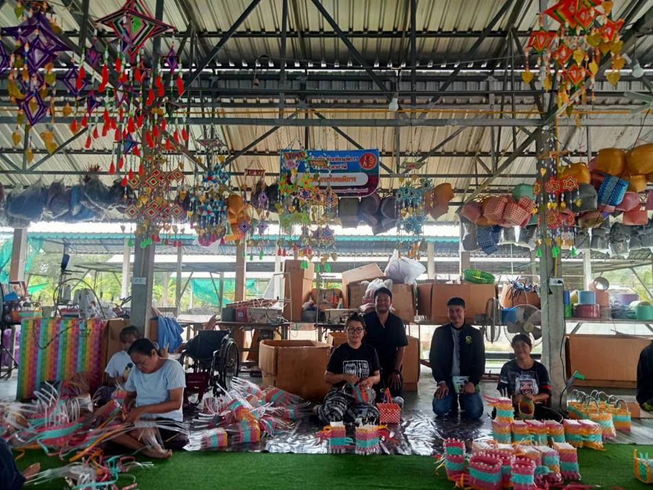 วันที่ 7 พฤศจิกายน 2568 นายสมควร ระเเพงศรี นายกเทศมนตรีตำบลยางชุม มอบหมายให้ นางสุดาภรณ์ ศรีหิรัญ  รองปลัดเทศบาลตำบลยางชุม นายวิชัย เมมาลี นักพัฒนาชุมชน นายพสิษฐ์  คูณแก้ว นักวิชาการสาธารณสุข  นำกลุ่มอาชีพ เข้าดูงานและแลกเปลี่ยนความรู้ ที่สมาคมรวมใจคนพิการ จังหวัดอุดรธานี เพื่อเป็นการส่งเสริมอาชีพให้กับชาวบ้านและมีตลาดรองรับในการจำหน่ายผลิตภัณฑ์