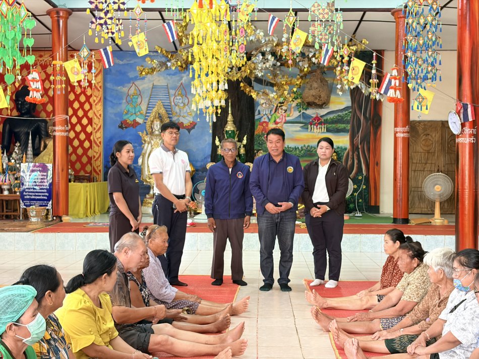 วันที่ 16 กันยายน 2569 นายสุมิตร มาบุญ รองนายกเทศมนตรีตำบลยางชุม เข้าร่วมพิธีเปิดแผนงานการบำบัดรักษาและฟื้นฟูผู้สูงอายุและประชาชนในเขตพื้นที่เทศบาลตำบลยางชุม ด้วยโรคลมจับโปงแห้งเข่า ปีงบประมาณ 2569 พร้อมด้วย นางสาวรัชนี บุบผาชื่น รองนายกเทศมนตรีตำบลยางชุม นายสถิตย์ นาส่งเสริม ที่ปรึกษานายกฯ นายสมยศ รักษาพล หัวหน้าสำนักปลัดเทศบาล  เจ้าหน้าที่ (รพ.สต.สร้าวแป้น) ผู้นำชุมชน (อสม) ประชาชน เข้าร่วม โดยมีวัตถุประสงค์เพื่อบำบัดรักษาผู้สูงอายุและประชาชนที่เป็นข้อเข่าเสื่อมและเพื่อให้ผู้สูงอายุและประชาชนที่เป็นข้อเข่าเสื่อมได้รับการแก้ไขปัญหาสุขภาพและการเข้าถึงการบริการแพทย์แผนไทยให้มากยิ่งขึ้น ซึ่งเน้นการให้บริการแพย์แผนไทยทั้งเชิงรับและเชิงรุกในพื้นที่ หมู่ 6 บ้านจุ้ม ตำบลเชียงเพ็ง อำเภอกุดจับ จังหวัดอุดรธานี 