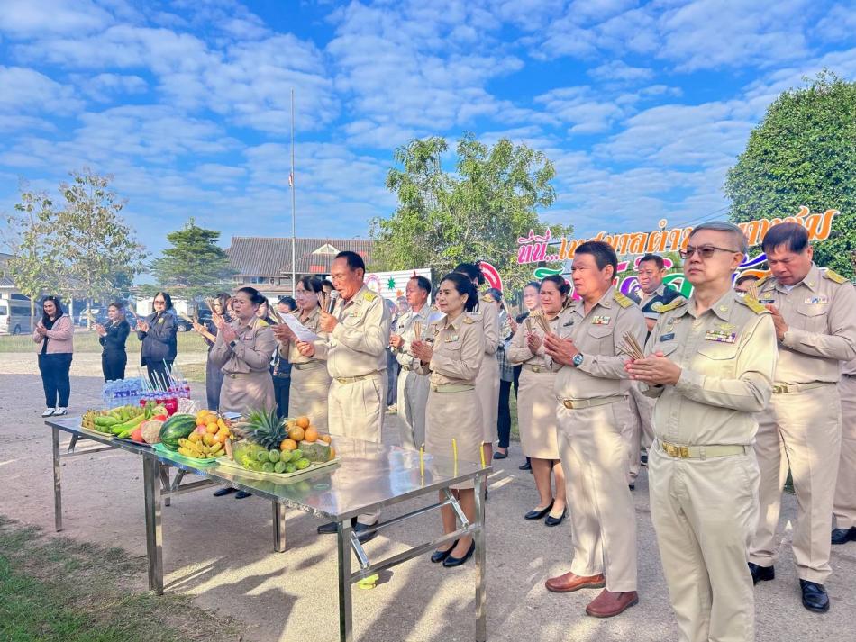 วันอังคารที่ 30 ธันวาคม  2568 เวลา 08.00 น.  เทศบาลตำบลยางชุม นำโดย นายสมควร ระแพงศรี นายกเทศมนตรีตำบลยางชุม พร้อมด้วยคณะผู้บริหาร สมาชิกสภาเทศบาล หัวหน้าส่วนราชการ ลูกจ้างเทศบาลทุกคน ผู้นำชุมชน อสม.  อปพร. และประชาชนทั่วไป พร้อมเพรียงกันที่หน้าศาลเทศบาลตำบลยางชุม เพื่อบวงสรวงศาลหน้าเทศบาลเพื่อความเป็นสิริมงคลเนื่องในวันส่งท้ายปีเก่า 2568 ต้อนรับปีใหม่ 2569 