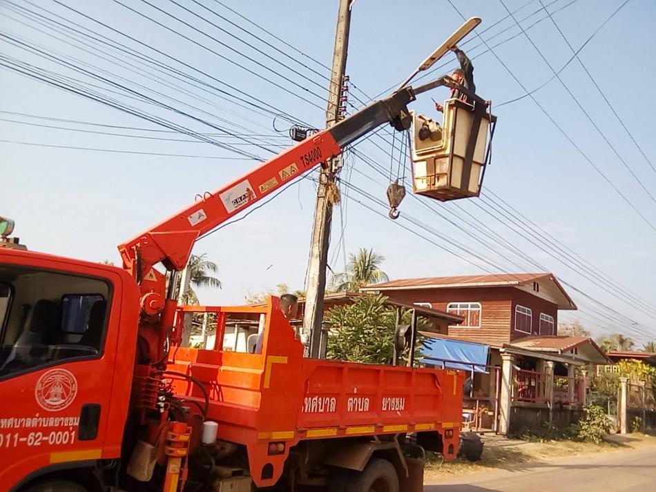 วันที่ 13 กุมภาพันธ์ 2569 นายสมควร ระเเพงศรี นายกเทศมนตรีตำบลยางชุม มอบหมายทีมงานกองช่าง ออกพื้นที่สำรวจไฟฟ้า เเละซ่อมแซมไฟฟ้าที่ชำรุดเสียหาย ม.9 บ้านดงหินโงม ตำบลเชียงเพ็ง อำเภอกุดจับ จังหวัดอุดรธานี 