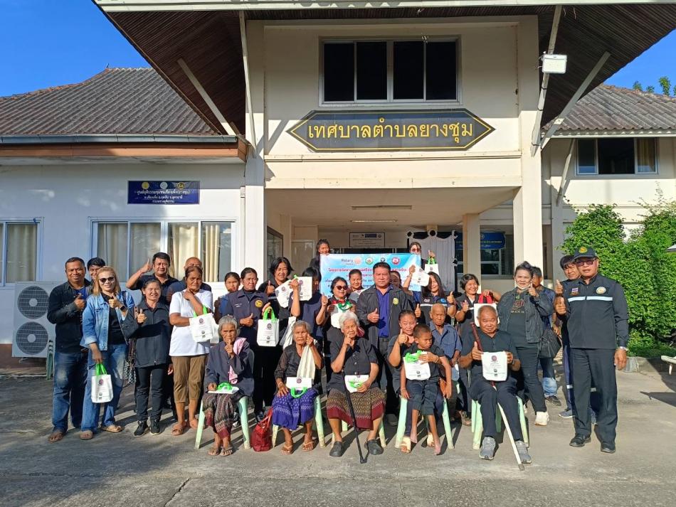 วันที่ 28 ตุลาคม 2568 นายสมควร ระแพงศรี นายกเทศมนตรีตำบลยางชุม มอบหมายให้นายสุมิตร มาบุญ รองนายกเทศมนตรีตำบลยางชุม พร้อมด้วย สมาชิกสภาเทศบาลตำบลยางชุม นายพสิษฐ์  คูณแก้ว นักวิชาการสาธารณสุขชำนาญการ นายวิชัย เมมาลี นักพัฒนาชุมชนปฏิบัติการ  ผู้ใหญ่บ้าน ผู้นำชุมชน  เเละอสม. ประจำหมู่บ้าน หมู่ที่ 3,5,6,7,8,10,11,13 เเละผู้ที่มีภาวะพึ่งพิง/ผู้พิการ เข้าร่วมโครงการจัดหาอุปกรณ์เครื่องช่วยความพิการสำหรับเด็กและคนพิการทางการเคลื่อนไหว โดยมี ประธานเปิดพิธี นายราชันย์ ซุ้นหั้ว ผู้ว่าราชการจังหวัดอุดรธานีในพิธีมอบอุปกรณ์การเเพทย์ พระราชทานในพระนามาภิไธย สมเด็จพระเทพรัตนราชสุดาฯสยามบรมราชกุมารี โดยกระทรวงสาธารณสุขสถาบันพัฒนาการเด็กราชนครินทร์ร่วมกับสโมสรโรตารี่หมากแข้งสำนักงานสาธารณสุขจังหวัดอุดรธานี