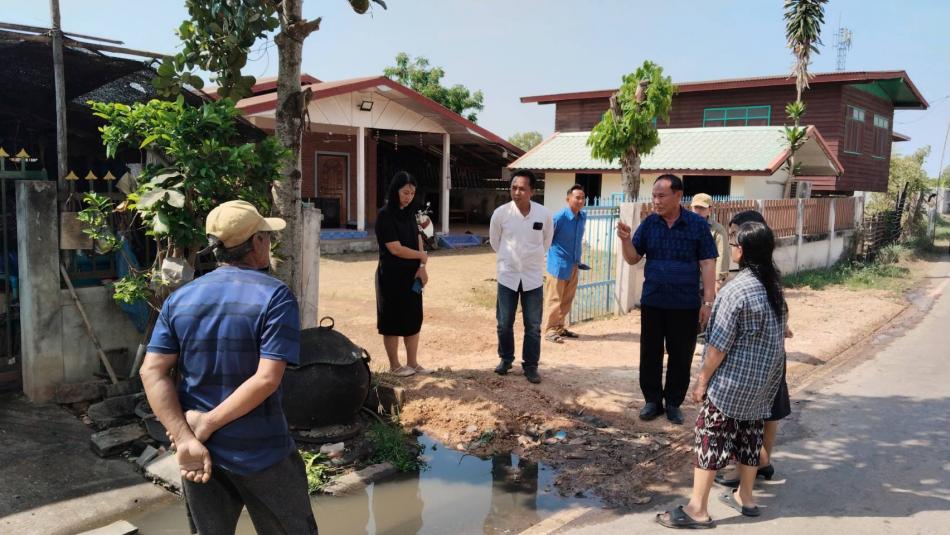 วันที่ 17 กุมภาพันธ์ 2569 นายสมควร ระแพงศรี นายกเทศมนตรีตำบลยางชุม นางสาวรัชนี บุบผาชื่น รองนายกเทศมนตรีตำบลยางชุม นางรพีพรรณ ปานะถึก ปลัดเทศบาลตำบลยางชุม นางสาวสุดาภรณ์ ศรีหิรัญ รองปลัดเทศบาลตำบลยางชุม และนายประกาศ สีหานาวี นายช่างโยธาฯ ลงพื้นที่ตรวจสอบ กรณีน้ำท่วมขังหน้าบ้าน เพื่อหาแนวทางแก้ปัญหา ให้กับชาวบ้าน หมู่ที่5 บ้านถิ่น ตำบลเชียงเพ็ง อำเภอกุดจับ จังหวัดอุดรธานี