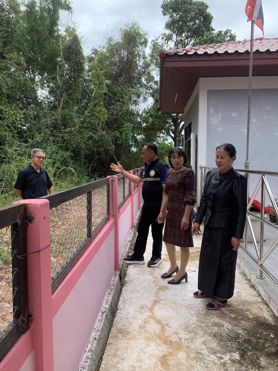 วันที่ 4 พฤศจิกายน 2568 นายสมควร ระเเพงศรี นายกเทศมนตรีตำบลยางชุม พร้องด้วยคณะผู้บริหาร  ตรวจสอบความเรียบร้อยของรั้ว ศูนย์พัฒนาเด็กเล็ก ศรีชมชื่นสว่างอารมณ์