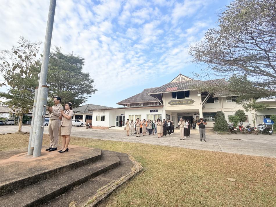 วันจันทร์ ที่ 2 กุมภาพันธ์ 2569 เทศบาลตำบลยางชุม นำโดยนายสุมิตร มาบุญ รองนายกเทศมนตรีตำบลยางชุม พร้อมด้วยคณะผู้บริหาร สมาชิกสภาฯ ข้าราชการ เเละพนักงานเทศบาลทุกคน จัดกิจกรรมเคารพธงชาติหน้าเสาธงร้องเพลงชาติ ซึ่งจัดขึ้นทุกวันจันทร์ เพื่อเเสดงความจงรักภักดีต่อชาติ ศาสนา พระมหากษัตริย์ เเละเเสดงความไว้อาลัยให้กับทหารกล้า ณ บริเวณหน้าเสาธง สำนักงานเทศบาลตำบลยางชุม 