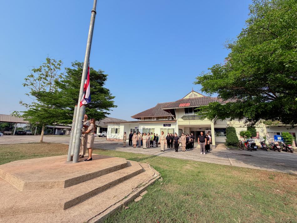 วันจันทร์ ที่ 30 มีนาคม 2569 เทศบาลตำบลยางชุม นำโดยนายสมควร ระเเพงศรี นายกเทศมนตรีตำบลยางชุม พร้อมด้วยคณะผู้บริหาร สมาชิกสภาฯ ข้าราชการ เเละพนักงานเทศบาลทุกคน จัดกิจกรรมเคารพธงชาติหน้าเสาธงร้องเพลงชาติ ซึ่งจัดขึ้นทุกวันจันทร์ เพื่อเเสดงความจงรักภักดีต่อชาติ ศาสนา พระมหากษัตริย์ เเละร่วมไว้อาลัยเเด่สมเด็จพระนางเจ้าสิริกิติ์ พระบรมราชินีนาถ พระบรมราชชนนีพันปีหลวงเเละเหล่าทหารกล้า ณ บริเวณหน้าเสาธง สำนักงานเทศบาลตำบลยางชุม 