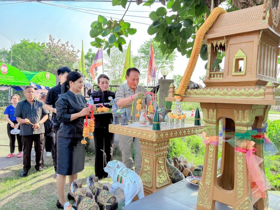 วันศุกร์ ที่ 10 เมษายน 2569 เวลา 08.00 น. เทศบาลตำบลยางชุม นำโดย นายสมควร ระแพงศรี นายกเทศมนตรีตำบลยางชุม พร้อมด้วยคณะผู้บริหาร สมาชิกสภาเทศบาล หัวหน้าส่วนราชการ ลูกจ้างเทศบาลทุกคน กำนันตำบลเชียงเพ็ง ผู้นำชุมชน อสม.  อปพร. ชรบ และประชาชนทั่วไปพร้อมเพรียงกันที่หน้าศาลเทศบาลตำบลยางชุม เพื่อบวงสรวงศาลหน้าเทศบาลเพื่อความเป็นสิริมงคลเนื่องในวันปีใหม่ไทย 2569 ณ หน้าเทศบาลตำบลยางชุม 