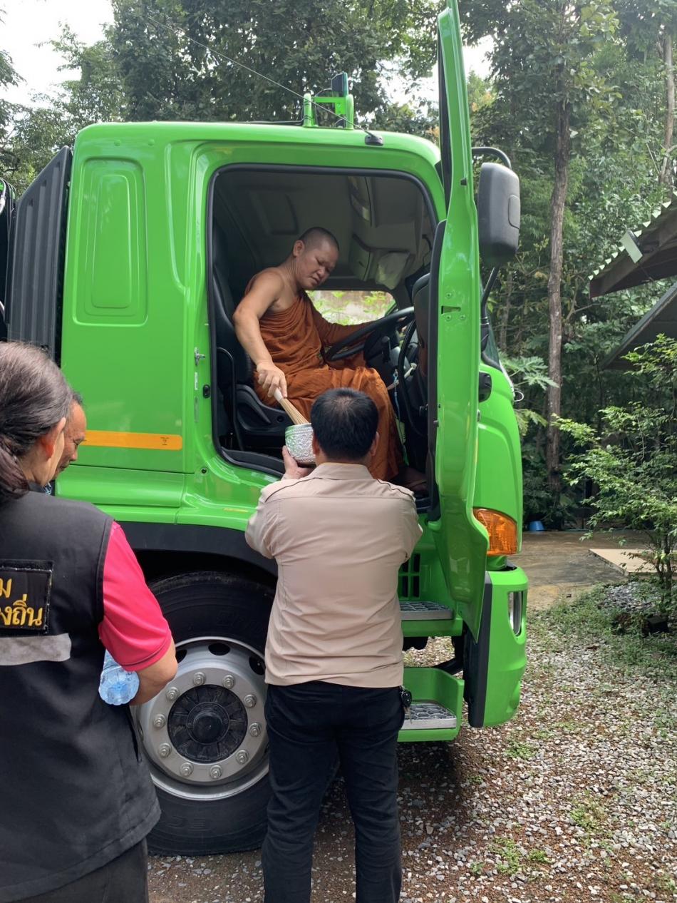 นายสมควร ระเเพงศรี นายกเทศมนตรีตำบลยางชุม ได้นำรถขยะคันใหม่ไป เจิมปะพรมน้ำมนต์เพื่อความเป็นสิริมงคล ที่ วัดป่าโนนทอง 