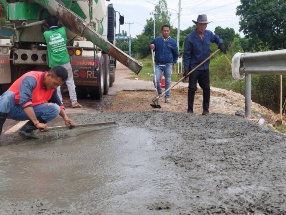 วันที่ 3 ตุลาคม 2567 นายสมควร ระเเพงศรี นายกเทศมนตรีตำบลยางชุม มอบหมายให้กองช่าง ลงพื้นที่ซ่อมแซม เท คอนกรีต ถนน  คสล หนองทางควายหนองแปนหมู่ที่ 9 บ้านดงหินโงม