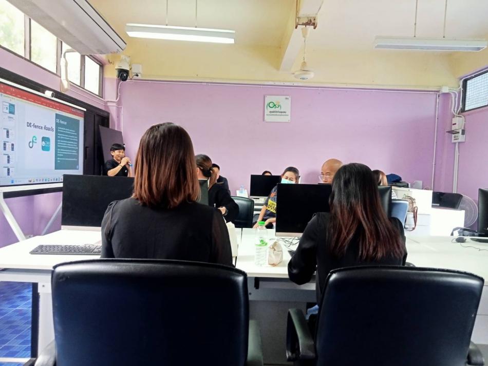 วันที่ 18 พฤศจิกายน 2568 นายสมควร ระเเพงศรี นายกเทศมนตรีตำบลยางชุม มอบหมายให้ นายวิชัย เมมาลี นักพัฒนาชุมชนฯ นายภาณุวัฒน์ ขาวขันธ์ เจ้าพนักงานป้องกันฯ เจ้าพนักงานป้องกันฯ  เข้าร่วมฝึกอบรมเพิ่มพูนทักษะ Digital Economy รูปแบบของภัยออนไลน์และแนวทางแก้ปัญหาเมื่อถูกหลอกจากมิจฉาชีพ ณ ศูนย์ดิจิตอลชุมชน โรงเรียนบ้านหนองโนไชยวาน ตำบลกุด จับ อำเภอกุดจับ จังหวัดอุดรธานี