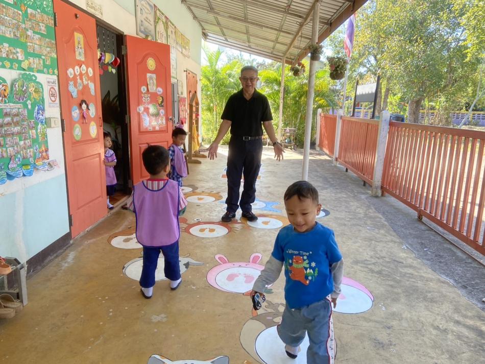 วันที่ 2 ธันวาคม 2568 นายสมควร ระเเพงศรี นายกเทศมนตรีตำบลยางชุม มอบหมายให้ นายธรรมนูญ อเวรา ผู้อำนวยการกองการศึกษาไปติดตามการทาสีและวาดรูป รูปแบบการเรียนการสอนในศูนย์พัฒนาเด็กเล็กของนักศึกษาในโครงการอาสาพัฒนาของมหาลัยราชภัฎอุดรธานีและติดตามการปรับปรุงการระบายน้ำ รอบศูนย์พัฒนาเด็ก วัดธาตุยางชุม