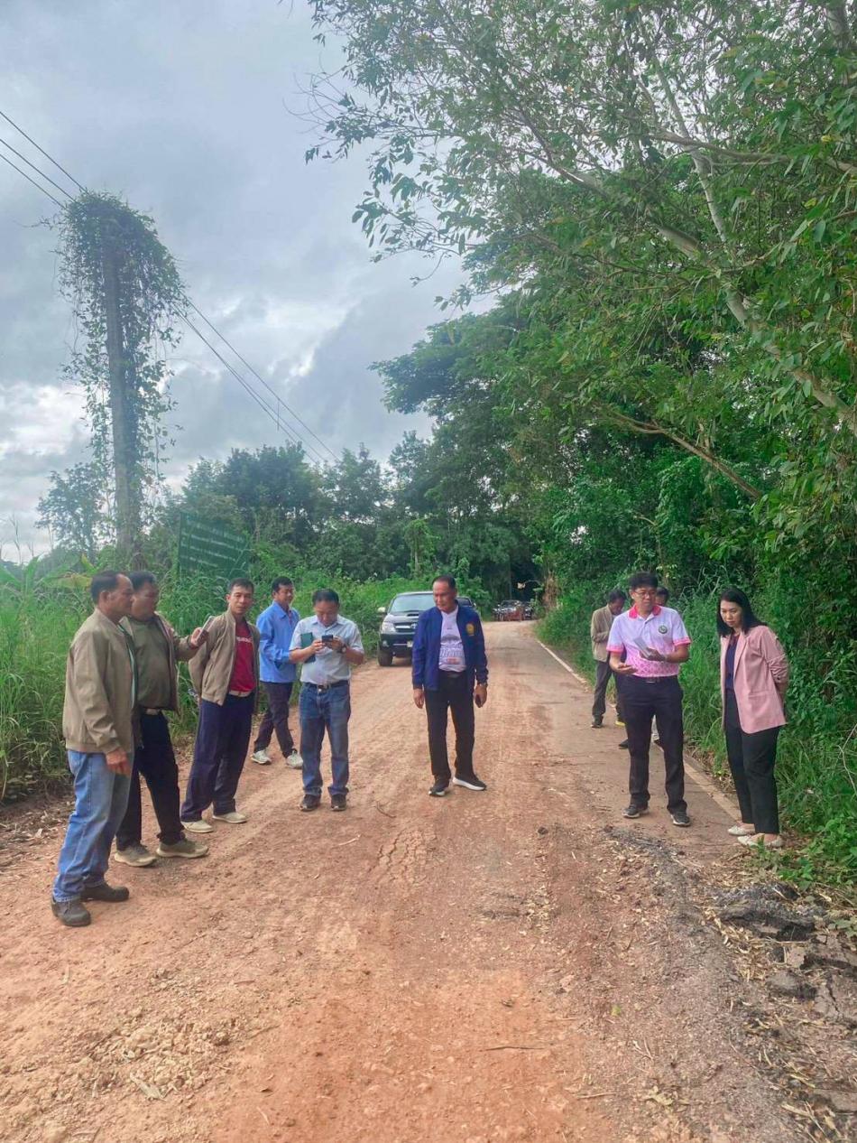 วันที่ 14 ตุลาคม 2568 นายสมควร ระเเพงศรี นายกเทศมนตรีตำบลยางชุม พร้อมด้วยคณะผู้บริหาร สมาชิกสภาเทศบาล รองปลัดเทศบาล หัวหน้าสำนักปลัด ผู้อำนวยการกองช่าง เเละเจ้าหน้าที่ลงพื้นที่ตรวจถนนกลางหมู่บ้านชำรุด ระหว่างบ้านหินโงม - หนองแปน ตำบลเชียงเพ็ง อำเภอกุดจับ จังหวัดอุดรธานี 
