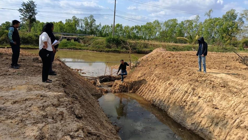 วันที่ 18 กุมภาพันธ์ 2569 นายสมควร ระเเพงศรี นายกเทศมนตรีตำบลยางชุม มอบหมายให้ นางสุดาภรณ์ ศรีหิรัญ รองปลัดเทศบาล นายพสิษฐ์ คูณแก้ว นักวิชาการสาธารณสุข นายประกาศ สีหานาวี นายช่างโยธา จ่าเอกวิเชียร สวาทนา เจ้าพนักงานจัดเก็บรายได้ ลงพื้นที่สำรวจโครงการขุดลอกขยายหนองทางควายถึงหนองโดน ม.8 บ้านหนองแปน ตำบลเชียงเพ็ง อำเภอกุดจับ จังหวัดอุดรธานี