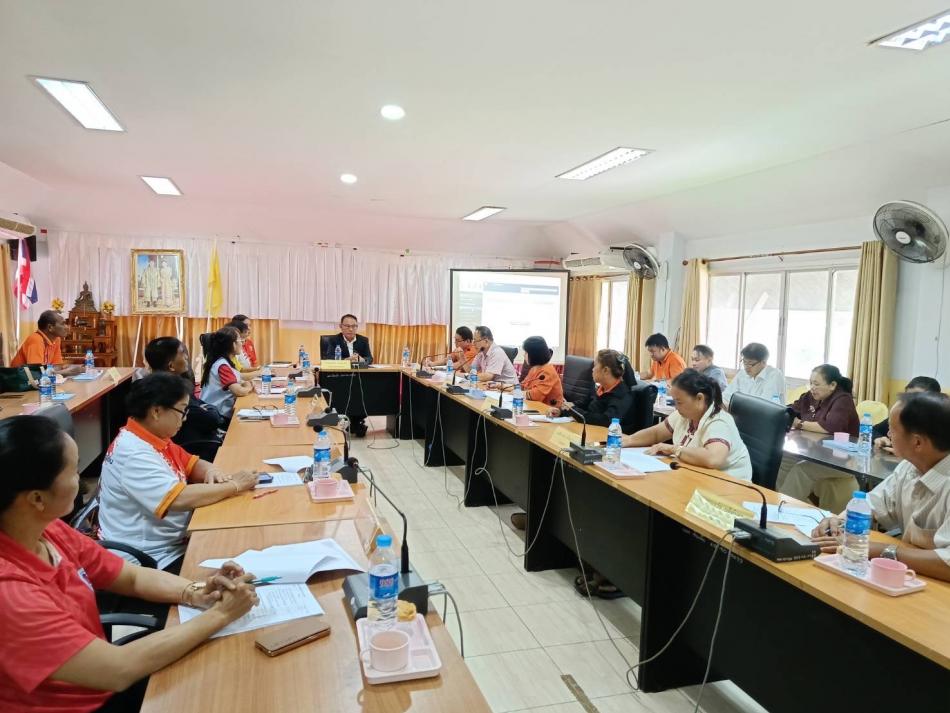 วันที่ 18 กันยายน 2568 นายสมควร ระเเพงศรี  นายกเทศมนตรีตำบลยางชุม พร้อมด้วย นายกฤตพล เสาโกศล ผู้ช่วยสาธารณสุขอำเภอกุดจับ  คณะผู้บริหาร  คณะกรรมการกองทุนหลักประกันสุขภาพ เทศบาลตำบลยางชุม  อสม โรงเรียน คุณครูโรงเรียน  คุณครูศูนย์พัฒนาเด็กเล็ก เจ้าหน้าที่ที่เกี่ยวข้อง  เข้าร่วมประชุมผลการดำเนินโครงการที่ได้รับเงินอุดหนุนจากกองทุนหลักประกันสุขภาพ ประจำปีงบประมาณ 2568