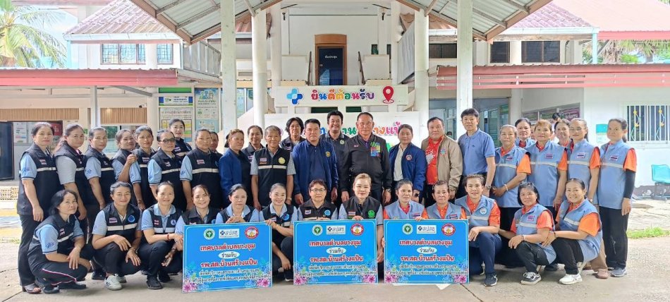 วันที่ 25 กันยายน 2569  นายสมควร ระเเพงศรี นายกเทศมนตรีตำบลยางชุม นายสุมิตรมาบุญ รองนายกเทศมนตรีตำบลยางชุม นางสาวรัชนี บุบผาชื่น รองนายกเทศมนตรีตำบลยางชุมนายสถิต นาส่งเสริม ที่ปรึกษานายกเทศมนตรีตำบลยางชุม สมาชิกสภาเทศบาลตำบลยางชุม นายพสิษฐ์ คูณเเก้ว นักวิชาการสาธารณสุขชำนาญการ อาสาสมัครสาธารณสุขประจำหมู่บ้านทั้ง 8 หมู่บ้าน เเละผู้ดูแลผู้ป่วยและผู้สูงอายุ ได้รับการสนับสนุนงบประมาณจากสำนักงานหลักประกันสุขภาพเเห่งชาติ เขต 8 เทศบาลตำบลยางชุม เเละโรงพยาบาลส่งเสริมสุขภาพตำบลบ้านสร้างเเป้น ร่วมเป็นเกียรติในพิธีส่งมอบวัสดุเเละกายอุปกรณ์ทางการเเพทย์ ตามโครงการผู้สูงอายุที่มีภาวะพึ่งพิงเเละบุคคลอื่นที่มีภาวะพึ่งพิง ( Long term care) ครั้งที่ 1 พร้อมทั้งลงพื้นที่ติดตามเเละมอบของให้เเก่ผู้เข้าร่วมโครงการ ทั้งหมด 68 คน ในเขตพื้นที่รับผิดชอบของเทศบาลตำบลยางชุม 