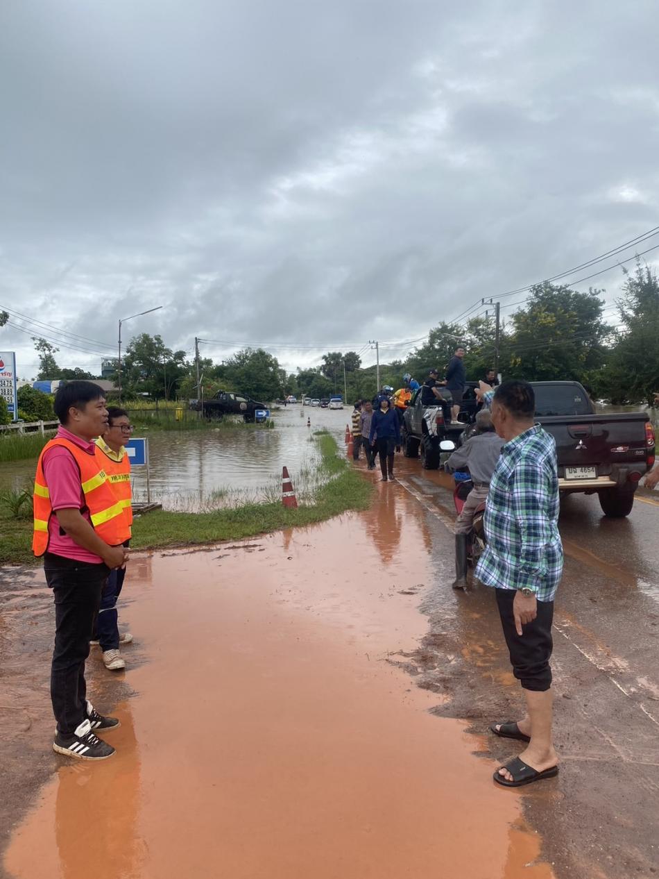 นายกสมควร ระแพงศรี  นายกเทศบาลยางชุม   ได้นำทีม ป้องกัน ไปช่วยเหลือ ผู้ที่สัญจร ไปมา เพื่ออำนวยความสะดวกให้แก่ประชาชน ผู้ที่ใช้เส้นทางบ้านหนองบึงมอ-บ้านเชียงยืน เพื่อความปลอดภัยในการเดินทาง เทศบาลตำบลยางชุมจึงขอประชาสัมพันธ์ให้พี่น้องที่ใช้ถนนสายหลักด้วยความระมัดระวัง 