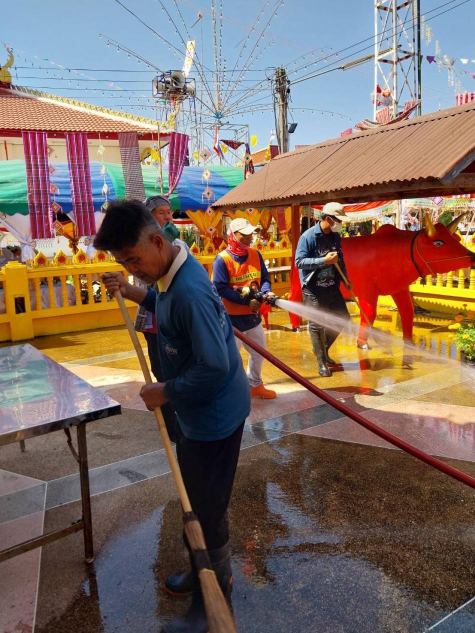 วันที่ 9 กุมภาพันธ์ 2569 นายสมควร ละแพงศรี นายกเทศมนตรีตำบลยางชุม มอบหมายให้ เจ้าหน้าที่ประจำรถน้ำ  ให้ลงพื้นที่ฉีดน้ำทำความสะอาดบริเวณรอบโบสถ์ วัดธาตุยางชุม 