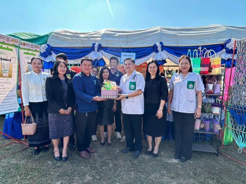 วันที่ 19 ธันวาคม 2568 นายสมควร ระเเพงศรี  นายกเทศมนตรีตำบลยางชุม มอบหมายให้ นายสุมิตร มาบุญ รองนายกเทศมนตรีฯ นางสาวรัชนี บุบผาชื่น รองนายกเทศมนตรีฯ นางสนิท ม่วงสุราษฎร์ เลขานุการนายกเทศมนตรีฯ นางรพีพรรณ ปานะถึก ปลัดเทศบาลตำบลยางชุม เเละ นางสุดาภรณ์ ศรีหิรัญ รองปลัดเทศบาลตำบลยางชุม  เข้าร่วมโครงการจังหวัดเคลื่อนที่ ประจำปีงบประมาณ พ.ศ. 2568 (บำบัดทุกข์ บำรุงสุข และให้บริการประชาชน) จังหวัดอุดรธานี ณ โรงเรียนชุมชนบ้านทุ่งตาลเลียน หมู่ที่  2 ตำบลตาลเลียน อำเภอกุดจับ จังหวัดอุดรธานี