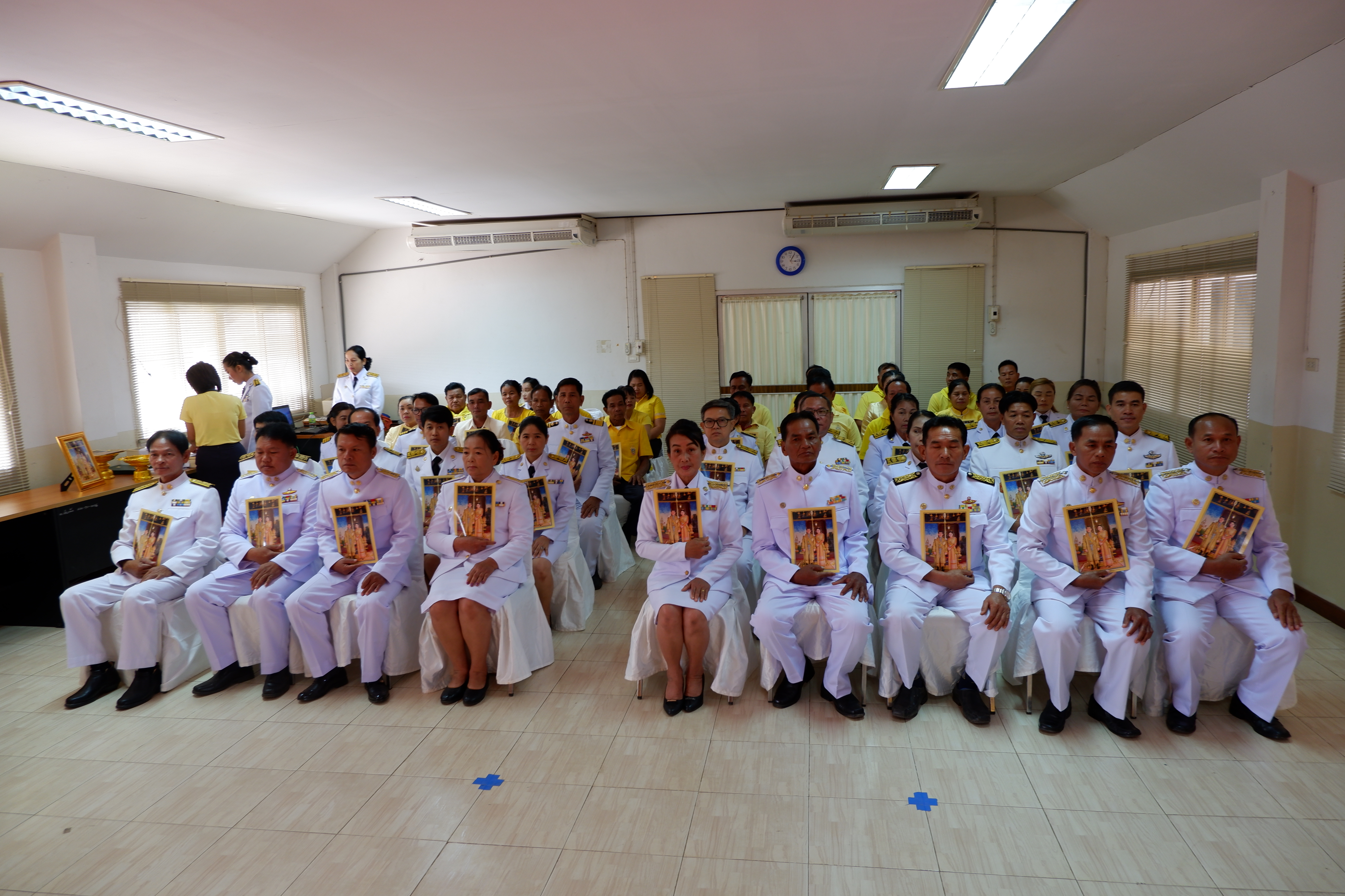 พิธีส่งมอบพระบรมฉายาลักษณ์ พระบาทสมเด็จพระเจ้าอยู่หัวและสมเด็จพระนางเจ้าฯพระบรมราชินี เนื่องในโอกาส มหามงคลพระราชพิธีบรมราชาภิเษก พุทธศักราช 2562