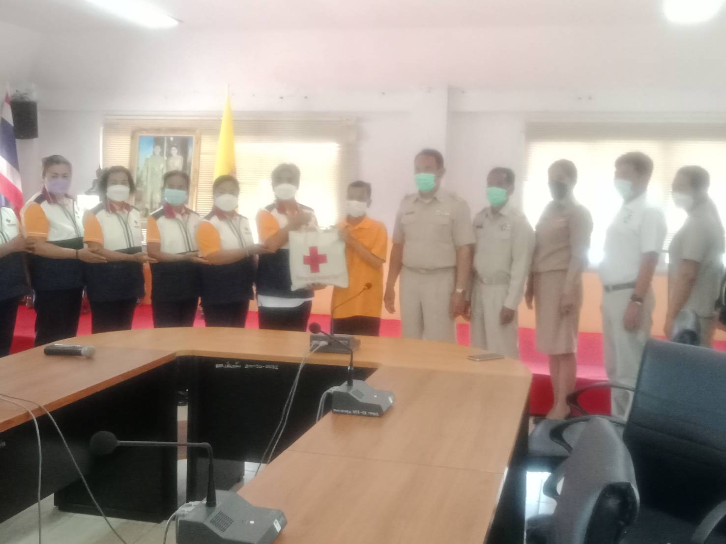 นายกกิ่งกาชาดอำเภอกุดจับ ที่เดินทางมาเพื่อมอบถุงยังชีพช่วยเหลือให้กับผู้สูงอายุ