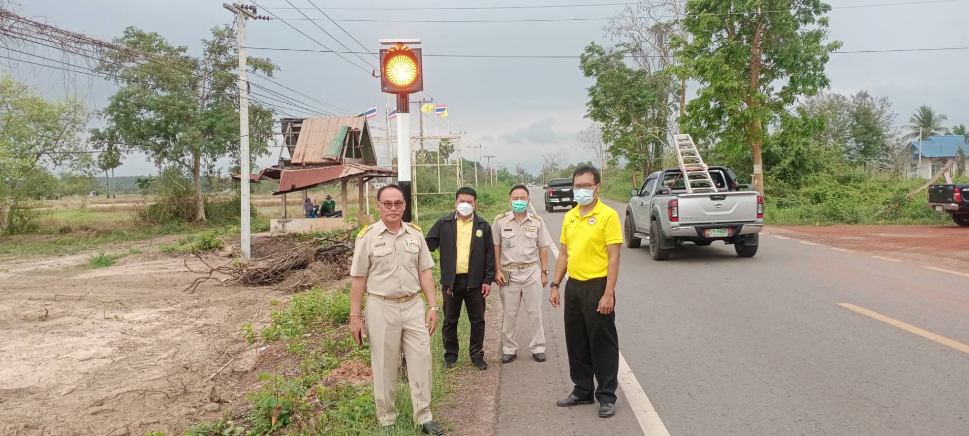 ออกตรวจสอบความเรียบร้อย การติดตั้งไฟแจ้งเตือนสัญญาณไฟจราจร บริเวณทางแยกบ้านโนนทอง