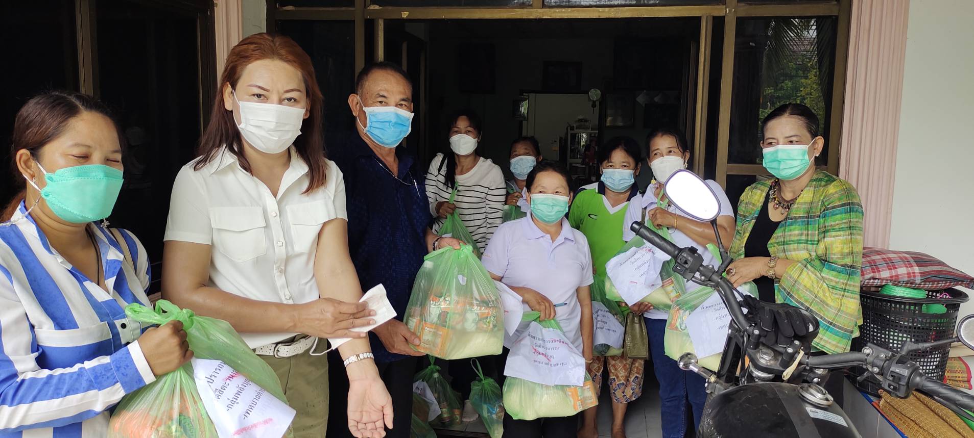 วันที่ 15 กันยายน 2564 เทศบาลตำบลยางชุม โดย นายสมควร ระแพงศรี นายกเทศมนตรีตำบลยางชุม ได้ออกเยี่ยมและแจกถุงยังชีพผู้สูงอายุ ผู้ป่วยติดเตียง ผู้พิการ ผู้ด้อยโอกาส หมู่ที่ 3, 13 ต.เชียงเพ็ง อ.กุดจับ จ.อุดรธานี 