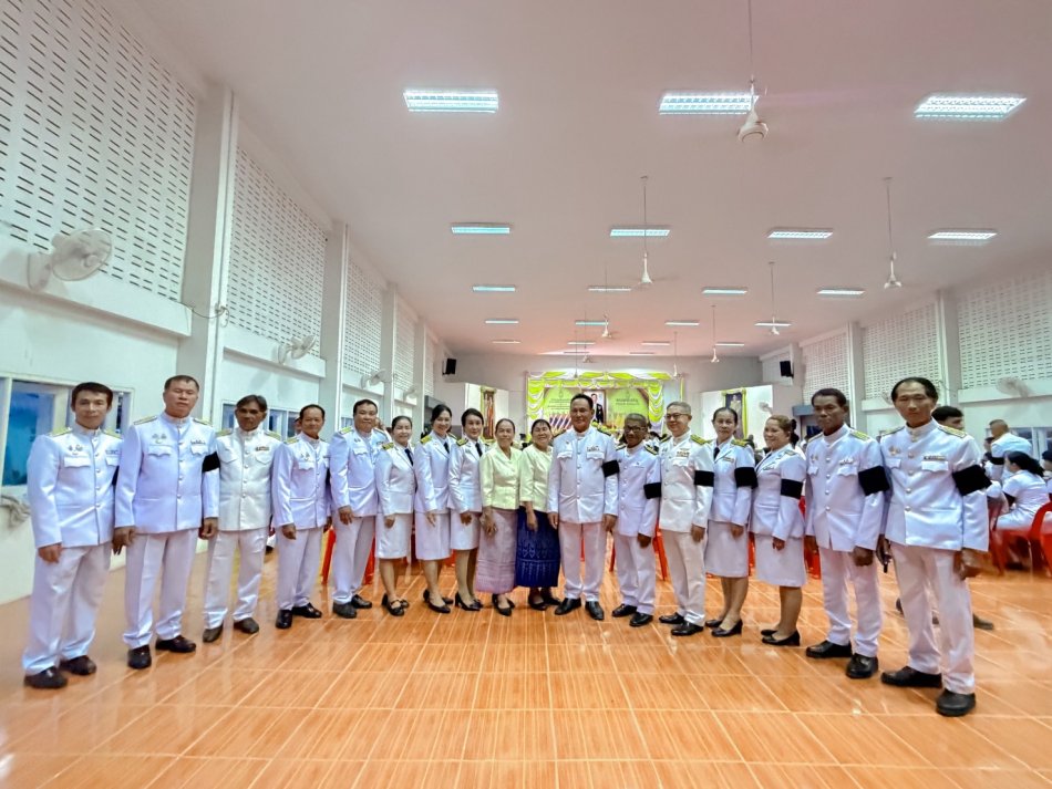 วันที่ 28 กรกฎาคม 2569 เวลา 17:00 น. นายสมควร ระเเพงศรี นายกเทศมนตรีตำบลยางชุม คณะผู้บริหาร สมาชิกสภาเทศบาลฯ หัวหน้าส่วนราชการ ข้าราชการ เเละพนักงานเทศบาล  เข้าร่วมกิจกรรมพิธีถวายเครื่องราชสักการะและวางพานพุ่ม และพิธีถวายพระพรชัยมงคล  กิจกรรมเฉลิมพระเกียรติพระบาทสมเด็จพระเจ้าอยู่หัว เนื่องในโอกาสวันเฉลิมพระชนมพรรษา 28 กรกฎาคม 2569  ณ ที่ว่าการอำเภอกุดจับ จังหวัดอุดรธานี