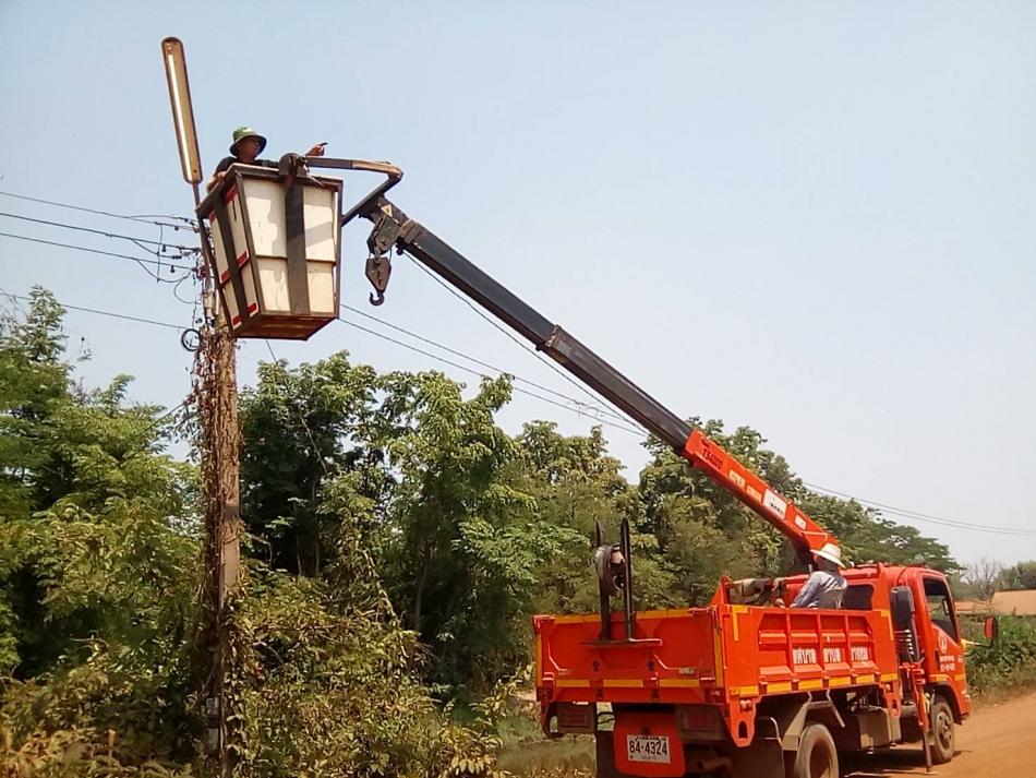 วันที่ 10 เมษายน  2569 นายสมควร ระเเพงศรี นายกเทศมนตรีตำบลยางชุม มอบหมายให้ กองช่างลงพื้นที่สำรวจเเละซ่อมแซมไฟฟ้าส่องสว่าง ในเขตพื้นที่เทศบาลตำบลยางชุม หมู่ที่ 9 บ้านดวหินโงม ตำบลเชียงเพ็ง อำเภอกุดจับ จังหวัดอุดรธานี