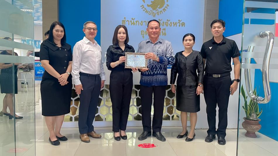 วันที่ 6 พฤศจิกายน 2568 นายสมควร ระเเพงศรี นายกเทศมนตรีตำบลยางชุม พร้อมด้วย นางรพีพรรณ ปานะถึก ปลัดเทศบาลตำบลยางชุม นางสุดาภรณ์ ศรีหิรัญ  รองปลัดเทศบาลตำบลยางชุม นายสมยศ รักษาพล หัวหน้าสำนักปลัดเทศบาล นายธรรมนูญ อเวรา ผู้อำนวยการกองการศึกษา เข้ารับประกาศนียบัตรให้กับส่วนราชการที่มีผลการเบิกจ่ายงบประมาณรายจ่ายลงทุน ประจำปีงบประมาณ พ.ศ 2568 เป็นไปตามเป้าหมายที่มติคณะรัฐมนตรีกำหนด ณ ศาลากลางจังหวัดอุดรธานี ชั้น 1 อาคาร 1 