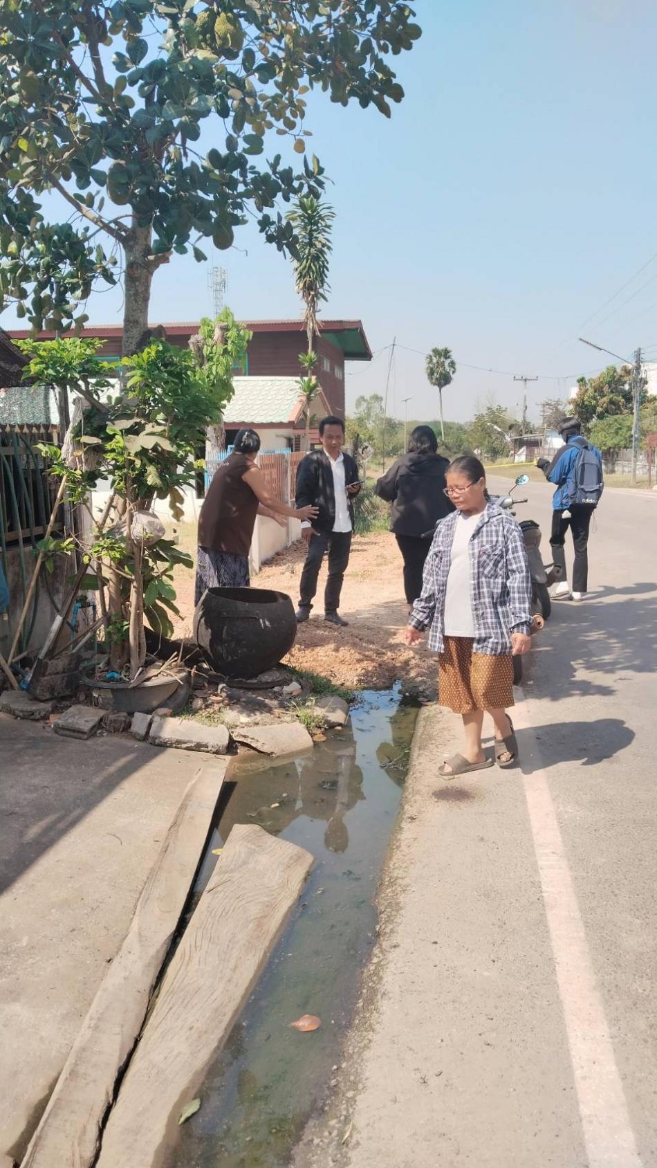 วันที่ 16 กุมภาพันธ์ 2569 นายสมควร ระเเพงศรี นายกเทศมนตรีตำบลยางชุม มอบหมายให้ นายประกาศ สีหานาวี  นายช่างโยธา พร้อมเจ้าหน้าที่ที่ได้รับผิดชอบลงพื้นที่สำรวจน้ำท่วมขังเเละแก้ไขปัญหาบริเวณหน้าบ้านของประชาชน หมู่ที่5 บ้านถิ่น ตำบลเชียงเพ็ง อำเภอกุดจับ จังหวัดอุดรธานี 