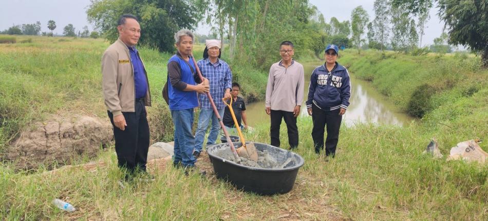 วันที่ 18 พฤศจิกายน 2568 นายสมควร ระเเพงศรี นายกเทศมนตรีตำบลยางชุม พร้อมด้วย นางสาวรัชนี บุบผาชื่น รองนายกเทศมนตรีตำบลยางชุม นายสถิตย์ นาส่งเสริม ที่ปรึกษานายกเทศมนตรีตำบลยางชุม และนางสาวพรประภา พันธุ สมาชิกสภาเขต1 ลงพื้นที่ บ้านจุ้ม ม6 เพื่อซ่อมแซม ถนนข้ามลำห้วย เพื่อ ขนย้ายข้าวและพืชพันธ์ต่างๆในช่วงหน้าเก็บเกี่ยว  