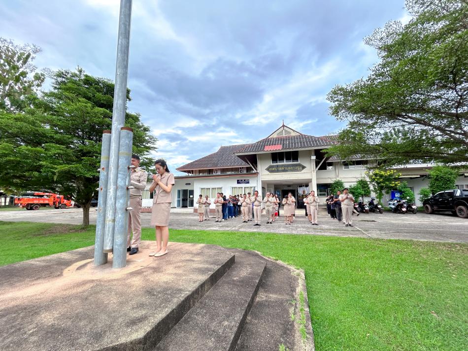 วันจันทร์ ที่ 3 พฤศจิกายน 2568 เทศบาลตำบลยางชุม นำโดย   นายสมควร ระเเพงศรี นายกเทศมนตรีตำบลยางชุม พร้อมด้วยคณะผู้บริหาร สมาชิกสภาฯ ข้าราชการ เเละพนักงานเทศบาลทุกคน จัดกิจกรรมเคารพธงชาติหน้าเสาธงร้องเพลงชาติ ซึ่งจัดขึ้นทุกวันจันทร์ เพื่อเเสดงความจงรักภักดีต่อชาติ ศาสนา พระมหากษัตริย์ ณ บริเวณหน้าเสาธง สำนักงานเทศบาลตำบลยางชุม 