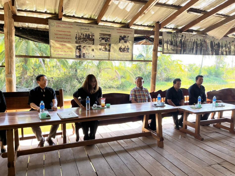 วันที่ 26 ธันวาคม 2568 นายสมควร ระเเพงศรี นายกเทศมนตรีตำบลยางชุม เข้าร่วมรับฟังข้อเสนอแนะในการติดตามการดำเนินงานกลุ่มเศรษฐกิจพอเพียงในชุมชน ตามพระราชดำริฯ จากคณะเจ้าหน้าที่โครงการส่วนพระองค์   ณ  หมู่ 7 บ้านโนนทอง  ต.เชียงเพ็ง อ.กุดจับ จ.อุดรธานี