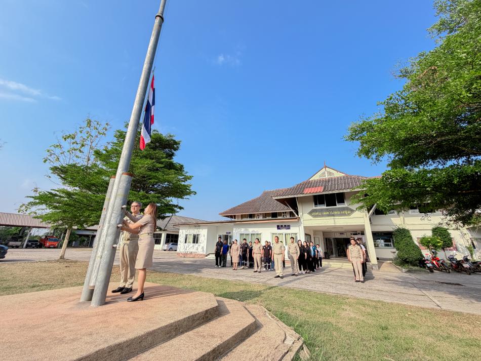 วันจันทร์ ที่ 23 มีนาคม 2569 เทศบาลตำบลยางชุม นำโดยนายสมควร ระเเพงศรี นายกเทศมนตรีตำบลยางชุม พร้อมด้วยคณะผู้บริหาร สมาชิกสภาฯ ข้าราชการ เเละพนักงานเทศบาลทุกคน จัดกิจกรรมเคารพธงชาติหน้าเสาธงร้องเพลงชาติ ซึ่งจัดขึ้นทุกวันจันทร์ เพื่อเเสดงความจงรักภักดีต่อชาติ ศาสนา พระมหากษัตริย์ เเละร่วมไว้อาลัยเเด่สมเด็จพระนางเจ้าสิริกิติ์ พระบรมราชินีนาถ พระบรมราชชนนีพันปีหลวงเเละเหล่าทหารกล้า ณ บริเวณหน้าเสาธง สำนักงานเทศบาลตำบลยางชุม 