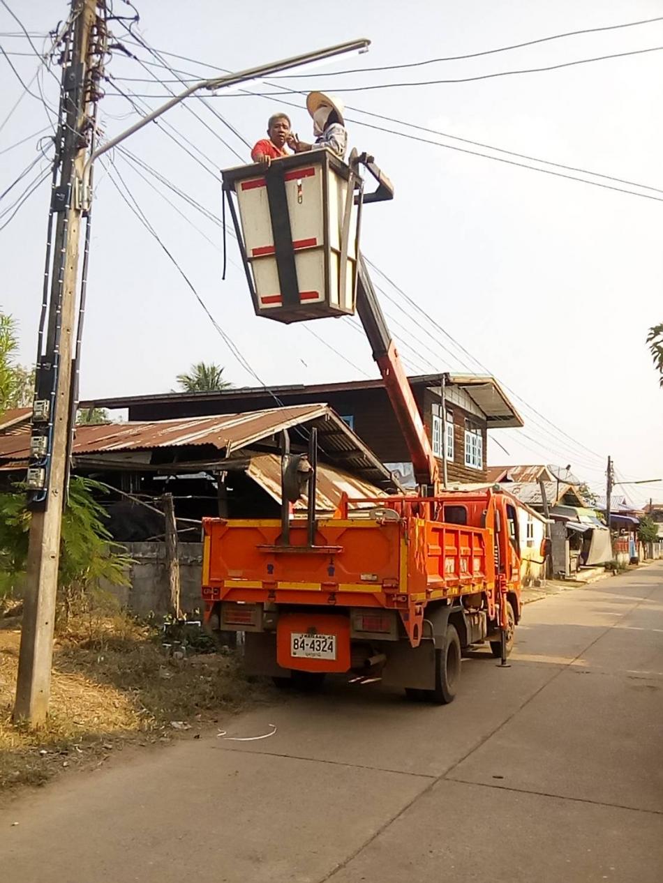 วันที่ 1 เมษายน  2569 นายสมควร ระเเพงศรี นายกเทศมนตรีตำบลยางชุม มอบหมายให้ กองช่างลงพื้นที่สำรวจเเละซ่อมแซมไฟฟ้าเเละติดตั้งไฟฟ้าส่องสว่าง ในเขตพื้นที่เทศบาลตำบลยางชุม หมู่ที่ 5 บ้านถิ่นตำบลเชียงเพ็ง อำเภอกุดจับ จังหวัดอุดรธานี