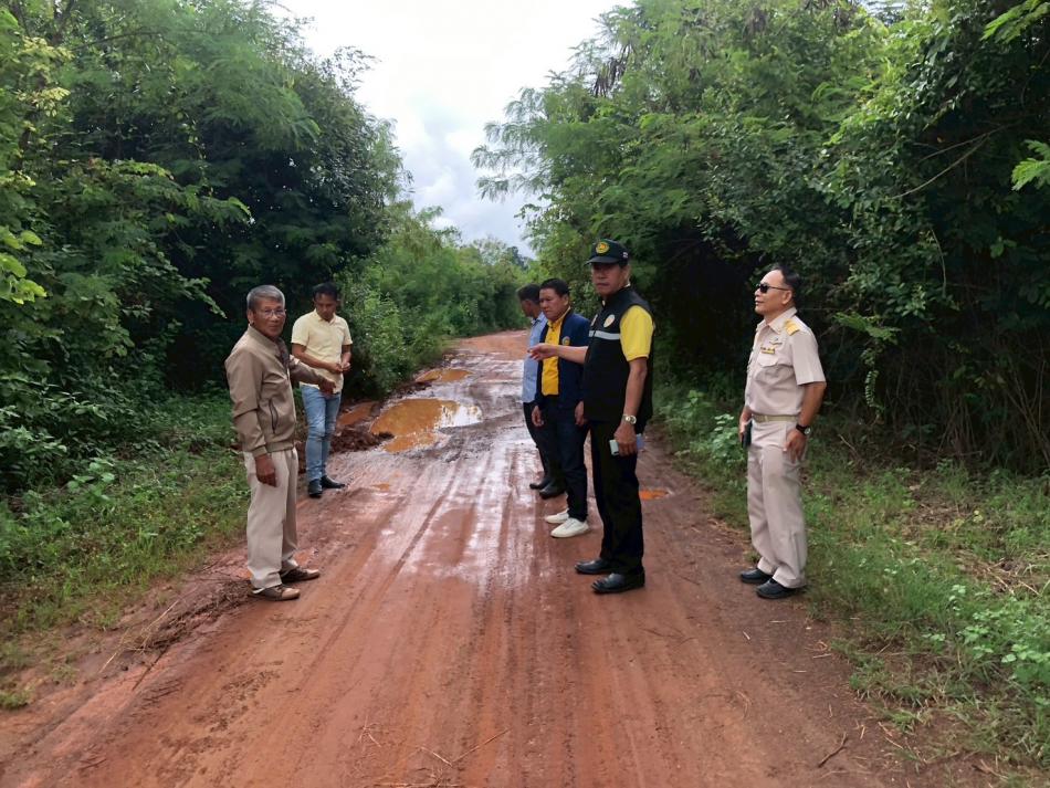 วันที่ 22 กันยายน 2568 นายสมควร  ระแพงศรี นายกเทศมนตรีตำบลยางชุม  มอบหมายให้นายสุมิตร มาบุญ รองนายกเทศมนตรี นายสถิตย์ นาส่งเสริม ที่ปรึกษานายกเทศมนตรี นายกฤตธนา หงษ์วงศ์ ผู้อำนวยการกองช่าง  สมาชิกสภาฯในเขตพื้นที่ เเละเจ้าหน้าที่ที่รับผิดชอบ สุมสำรวจเส้นทางลูกรัง ริมคลองชลประทาน เขตเทศบาลยางชุม